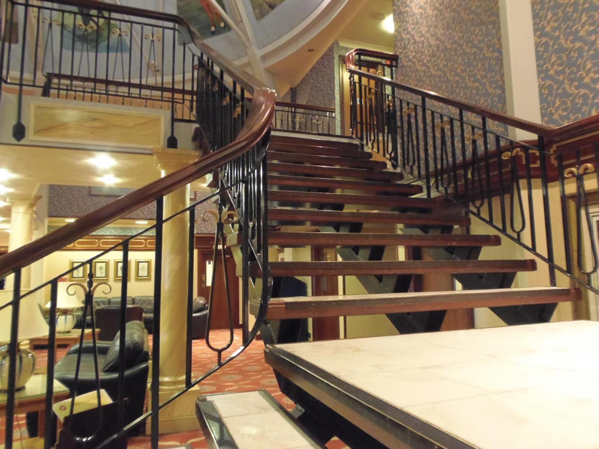 Lakeside International Hotel Camberley Ngoại thất bức ảnh