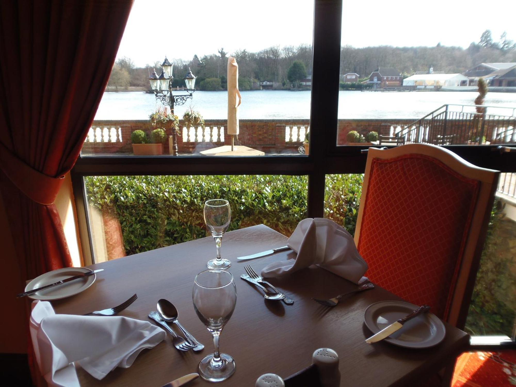 Lakeside International Hotel Camberley Ngoại thất bức ảnh