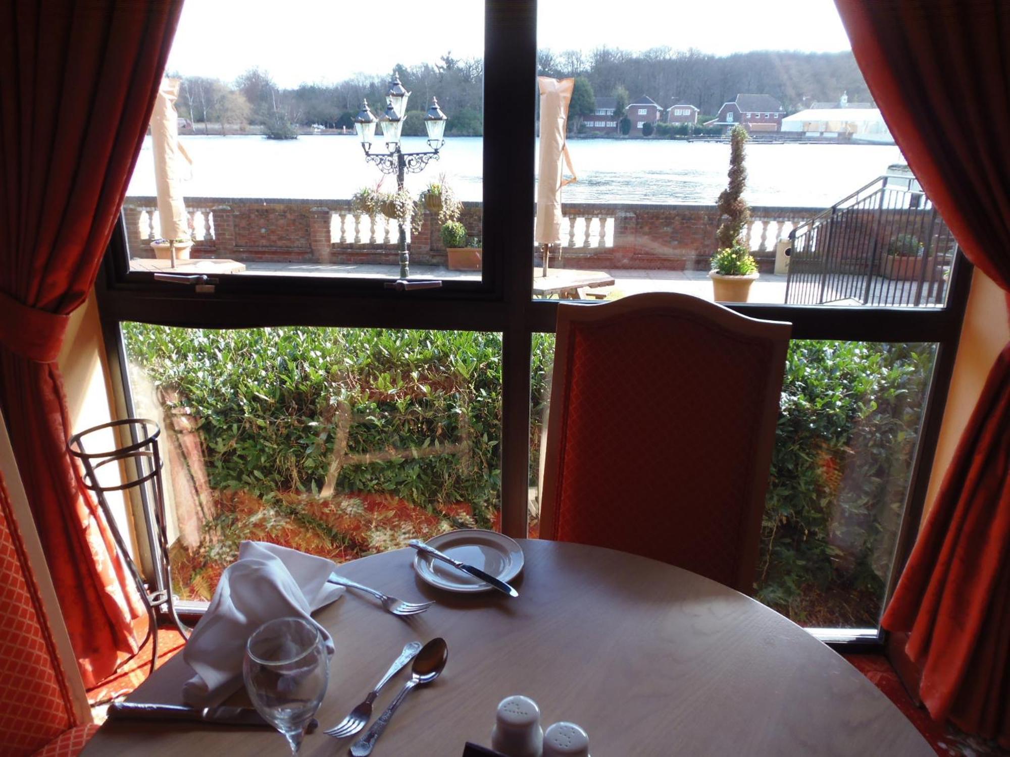 Lakeside International Hotel Camberley Ngoại thất bức ảnh