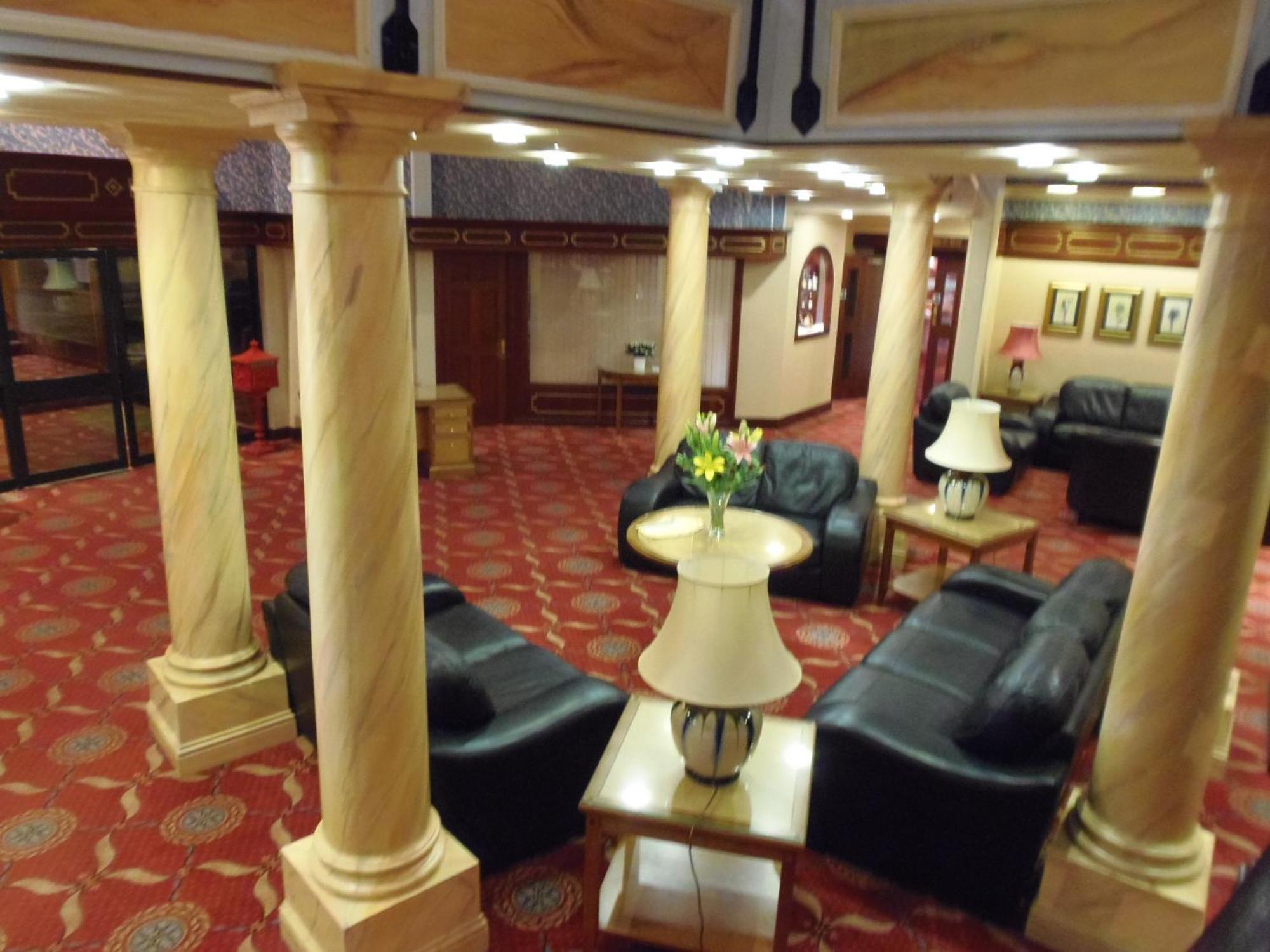 Lakeside International Hotel Camberley Ngoại thất bức ảnh
