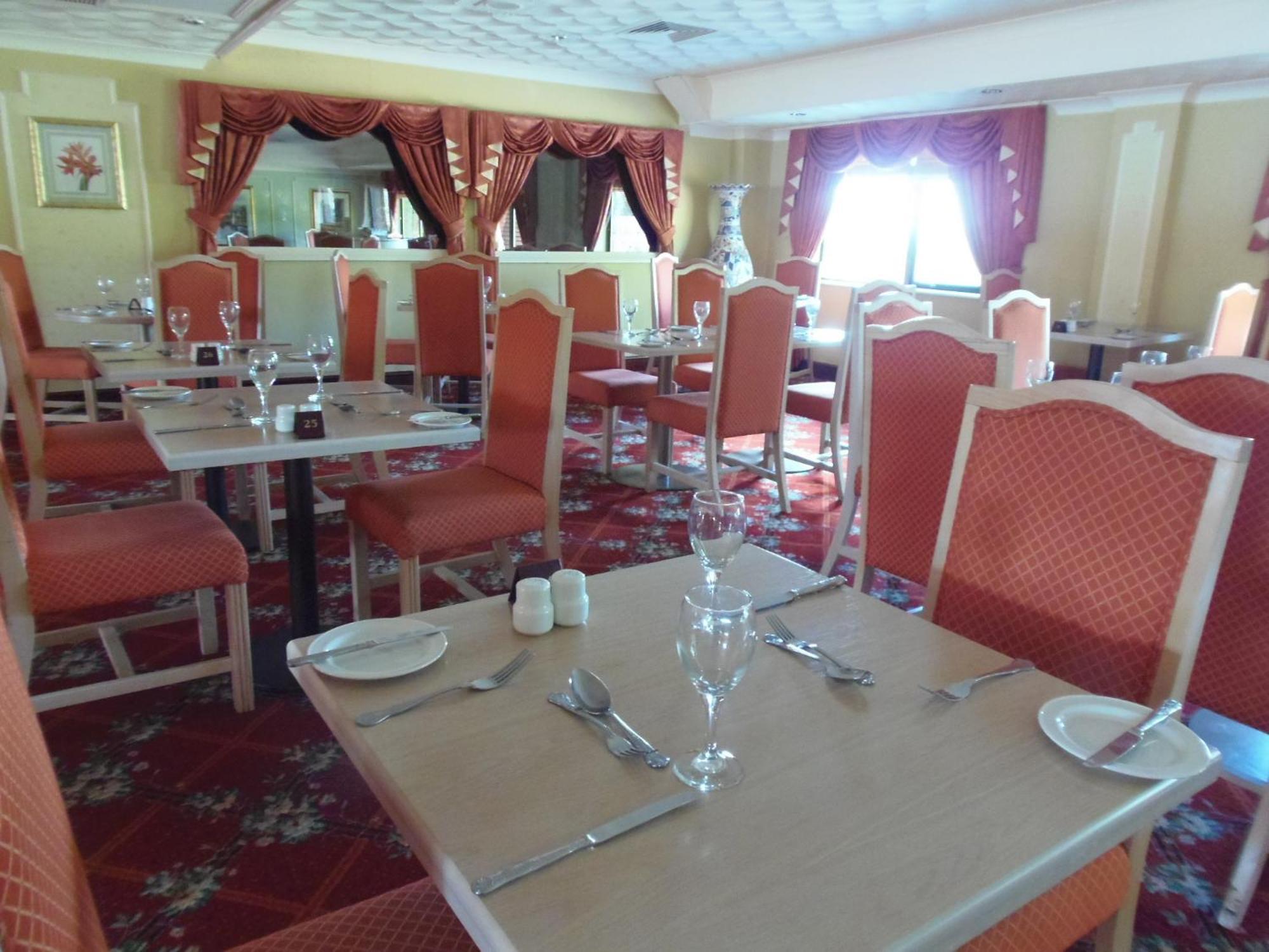 Lakeside International Hotel Camberley Ngoại thất bức ảnh