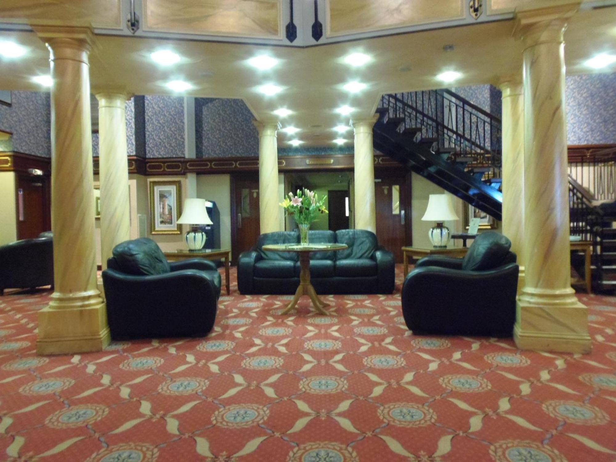 Lakeside International Hotel Camberley Ngoại thất bức ảnh