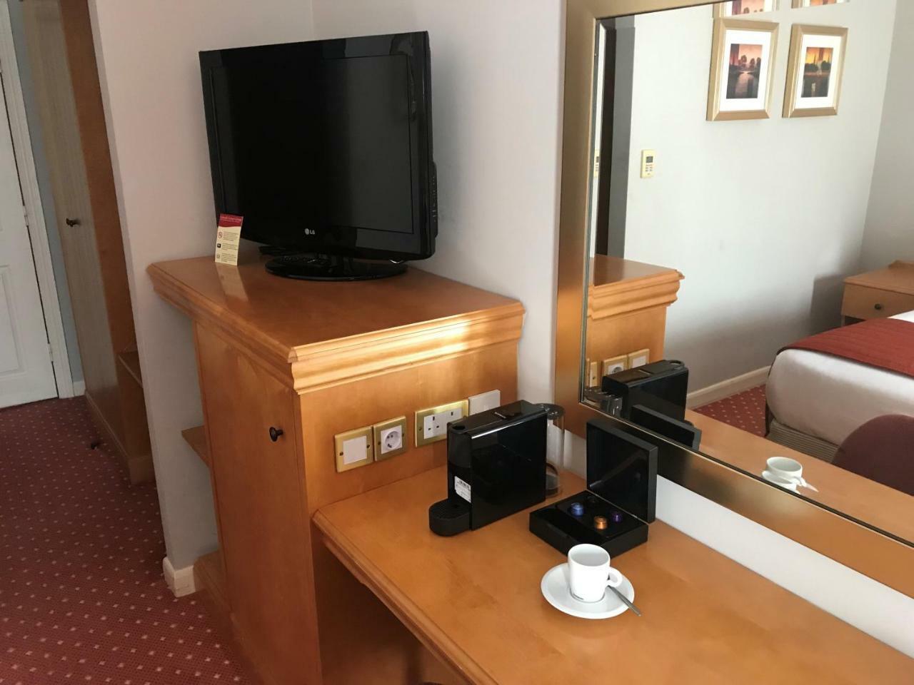 Lakeside International Hotel Camberley Ngoại thất bức ảnh