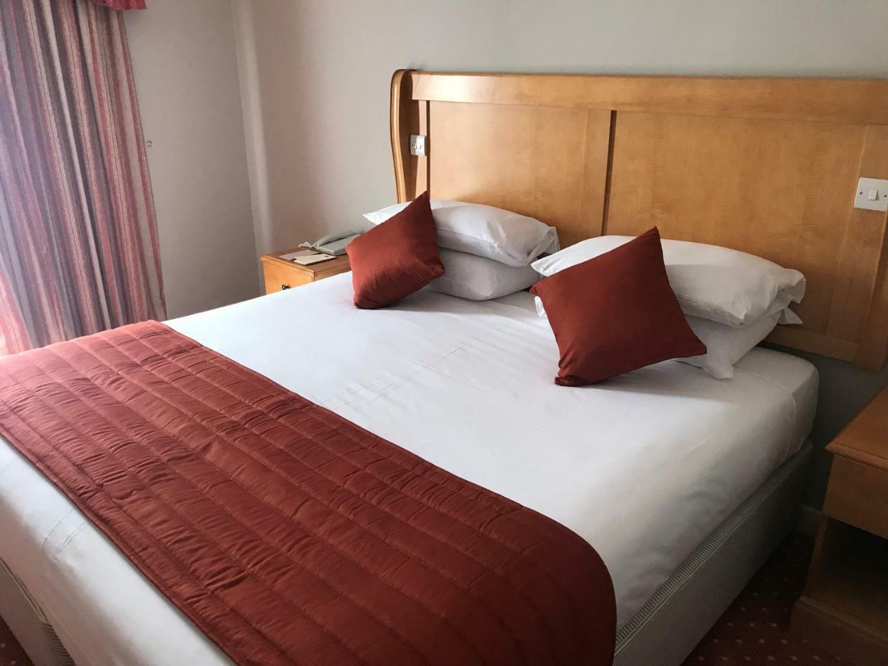 Lakeside International Hotel Camberley Ngoại thất bức ảnh